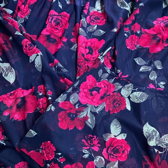 Blank and red plus too with roses size 1x - Picture 2 of 3